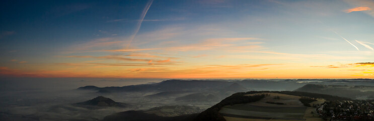Obraz premium Morgendlicher Nebel im Tal