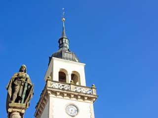 Fototapeta na wymiar Altstadt von Güstrow: Altes Postamt und Statue des Borwinbrunnen, Mecklenburg-Vorpommern, Deutschland