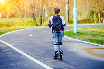 Obraz premium Girl roller skating in the autumn Park
