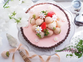 オシャレな白いイチゴのタルトケーキ