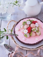 オシャレな白いイチゴのタルトケーキ
