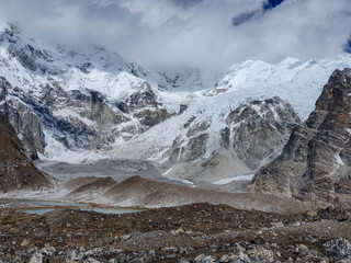 Gyozumpha-gletsjer en Cho Oyu-berg in wolken. Gokyo-meren en Cho Oyu-basiskamptrektocht, Solokhumbu, Nepal.