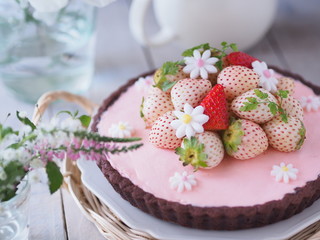オシャレな白いイチゴのタルトケーキ