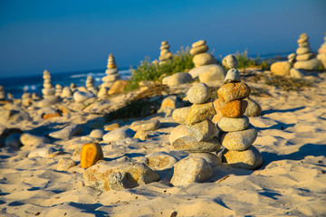 Viele Steinpyramiden am Strand
