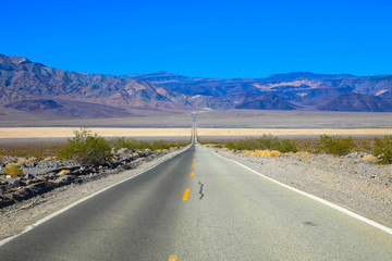 Endlos lange Straße durch das Death Valley, USA