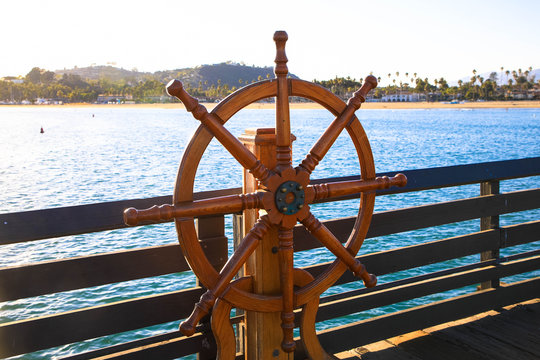 H&ouml;lzernes Steuerrad auf dem Santa Monica Pier, Kalifornien