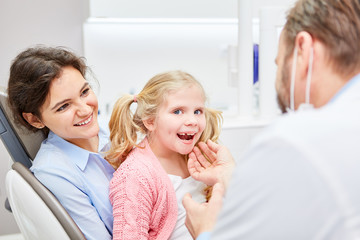 Obraz na płótnie Canvas Smiling kid has confidence to the dentist