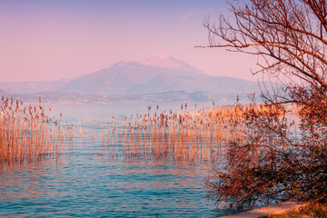 Panele Szklane Podświetlane  Wcześnie rano. Wschód słońca nad jeziorem. Jezioro Garda (Lago di Garda), Włochy, Europa