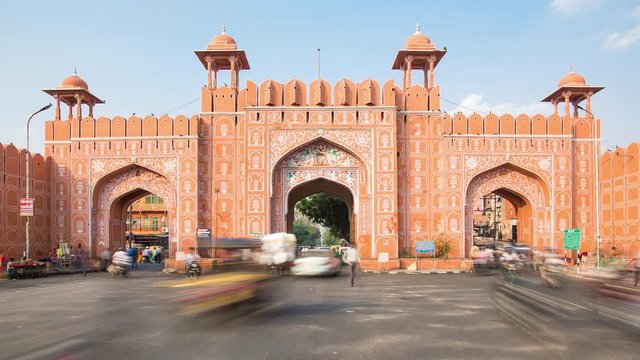 Traffic passing through one of the city gates in Jaipur, Rajastan, India - 4K Timelapse