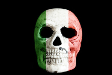 Ein Totenkopf und Flagge von Italien