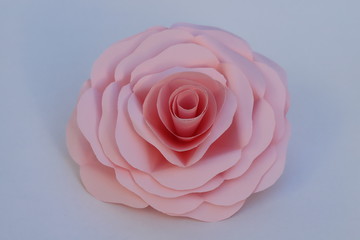 折り紙で作ったピンク色のバラの花