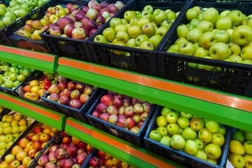 selling fruit apples on the grocery market