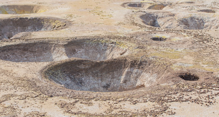 Schwefelfumarolen mit Schwefelkristallen auf dem Stefanos-Krater Nisyros Griechenland