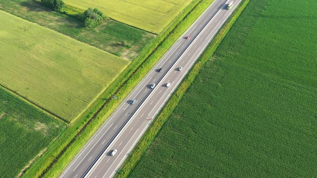 Autoroute qui traverse la plaine d'Alsace au milieu des champs et des vignes