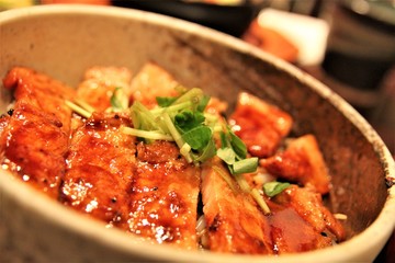 美味しそうなステーキ丼