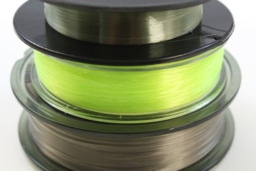 Transparente und Gelbe Angelschnüre auf Spulen gewickelt