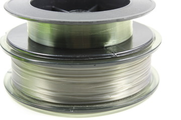 Transparente und Gelbe Angelschnüre auf Spulen gewickelt