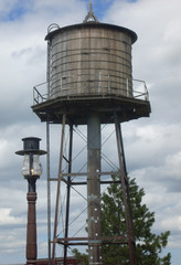 Alter Wasserturm und Gaslampe in den USA