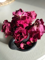 bouquet of roses in vase on a black background