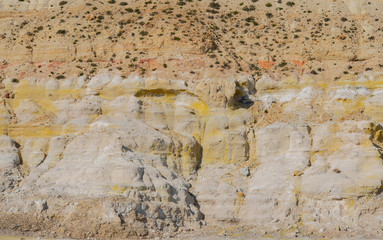 Schwefelfumarolen mit Schwefelkristallen auf dem Stefanos-Krater Nisyros Griechenland