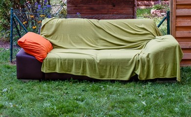 Entspannen auf der Couch im Grünen