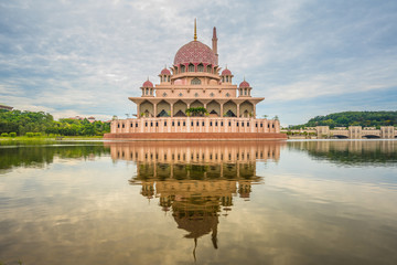 Obraz premium A peaceful mind blowing sunrise view at masjid putrajaya in the early morning 