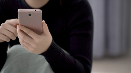 スマートフォンを操作している女性	