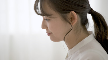 ノートパソコンを操作している女性