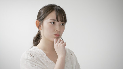 ネガティブな表情をする若い女性