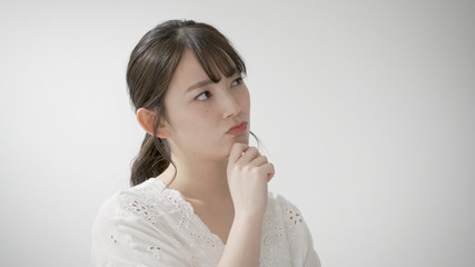 ネガティブな表情をする若い女性