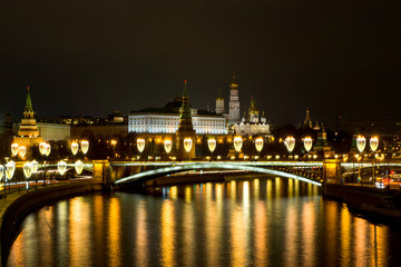 Fototapeta na wymiar the night lights of the Kremlin are reflected in the Moscow river