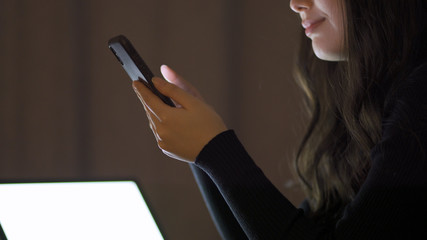 スマートフォンを操作している女性	