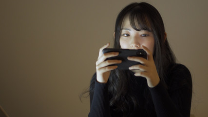 Obraz premium スマートフォンを操作している女性 