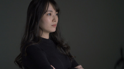 ビューティー　腕組みをする女性	