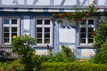 Fototapeta na wymiar Fassade eines alten Fachwerkhauses im Rheingau/Deutschland