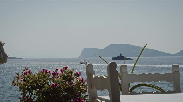 Horizonte a la distancia en la isla griega de Hydra, en una terraza