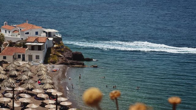 playa de la isla griega de Hydra, con la playa, el mar azul y el horizonte