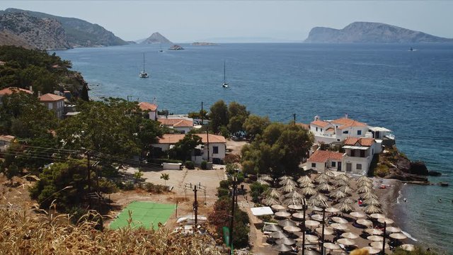 Costa de la isla griega de Hydra, con la playa, el mar azul y el horizonte