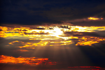 Obraz premium rays of evening sky with dramatic clouds