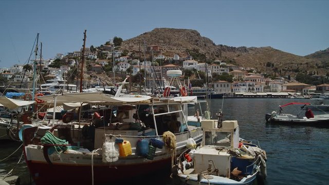 Puerto de isla Hydra en Grecia, con barcos tradicionales