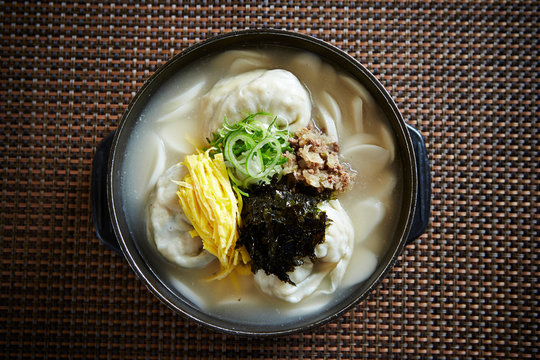 Mandu guk, Korean dumpling soup 