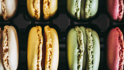 Assortiment de macarons colorés aux divers parfums