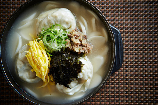 Mandu guk, Korean dumpling soup 