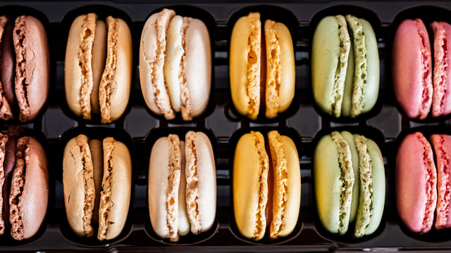 Assortiment de macarons color&eacute;s aux divers parfums