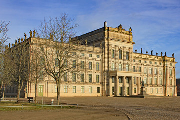 Fototapeta na wymiar Klassizisisches Schloss Ludwigslust: Stadtfassade (1788, Mecklenburg-Vorpommern)