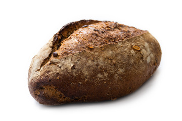 Pagnotta di pane rustico ai cereali isolato su fondo bianco