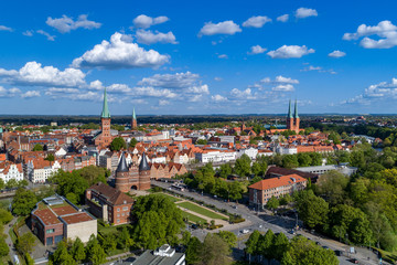 Fototapeta na wymiar Sonniges Panorama aus der Luft von Lübeck