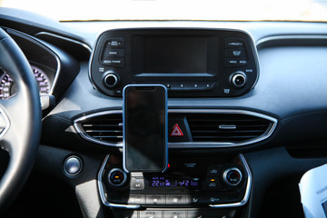 Obraz na płótnie Canvas Mounting a smartphone in a car dashboard.
