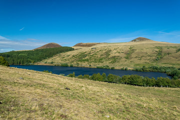 Fototapeta premium Sentier de randonnée entre le lac de Guéry et le lac de Servière