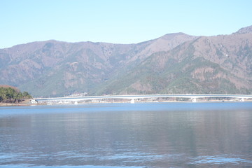 河口湖と山々